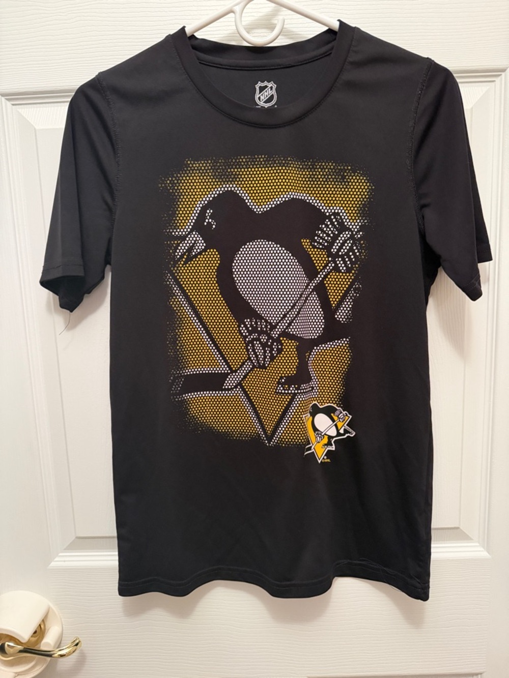 Youth boys size 14/16 NHL Black and Gold Pittsburgh Penguins Short Sleeve Tee